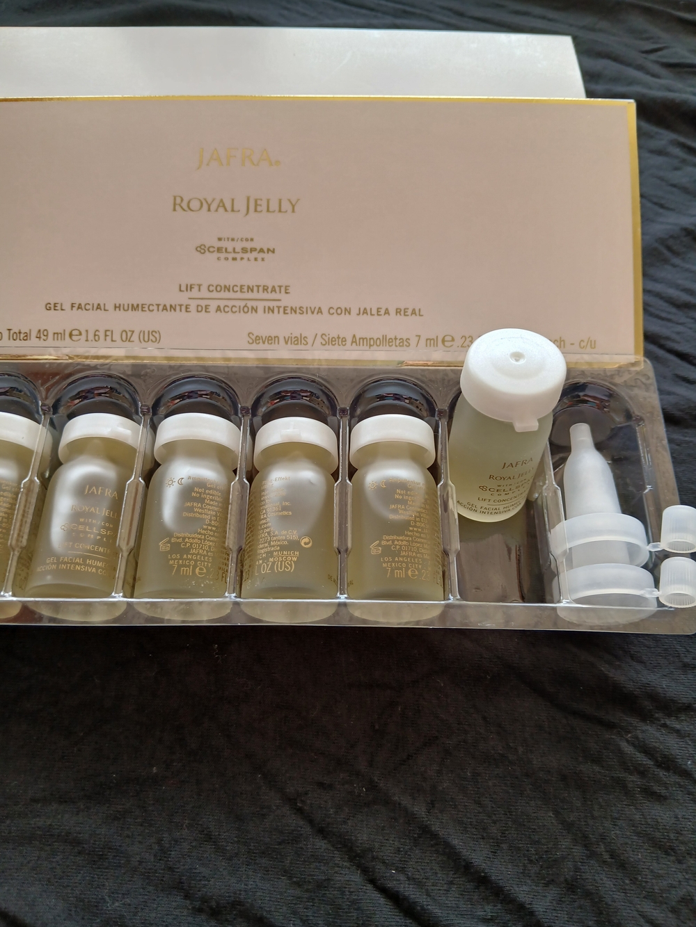 JAFRA Royal Jelly Lift Concentrate Ampoules - Pale Gold and White